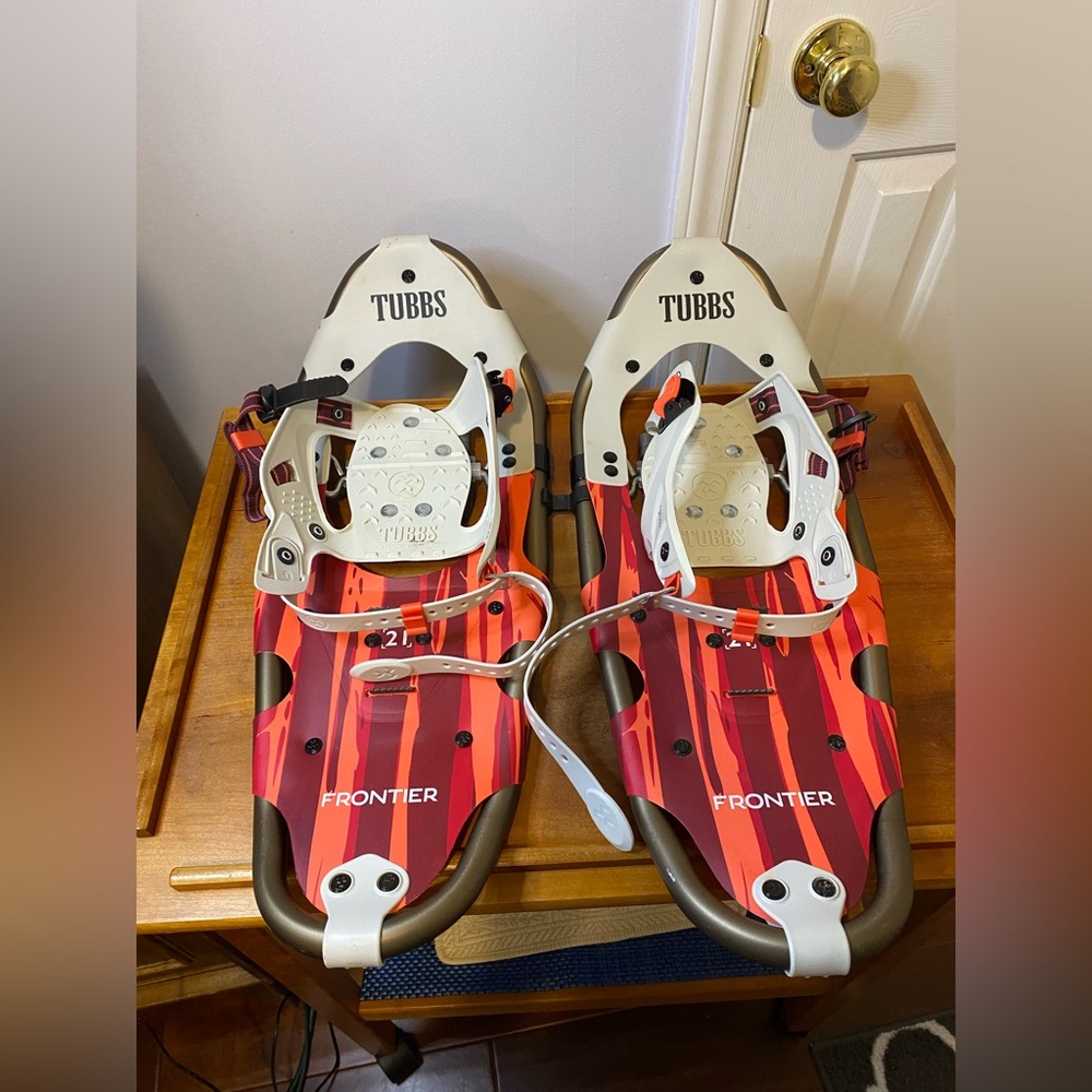 Tubbs women’s Frontier Snowshoes, like new, coral colorway